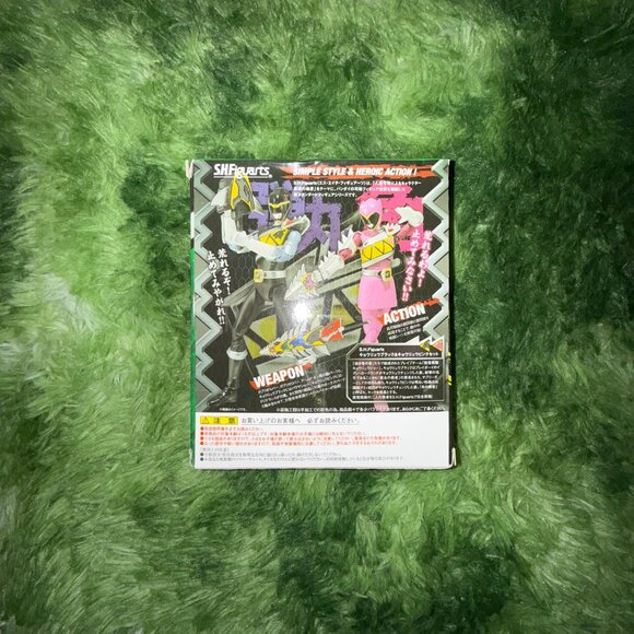 *NEW Zyuden Sentai Kyoryuger Black & Pink SH Figuarts - Picture 2 of 6